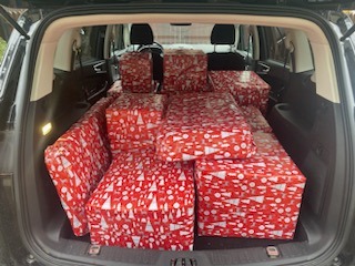 Paczki przygotowane przez uczniów i rodziców zapakowane do samochodu