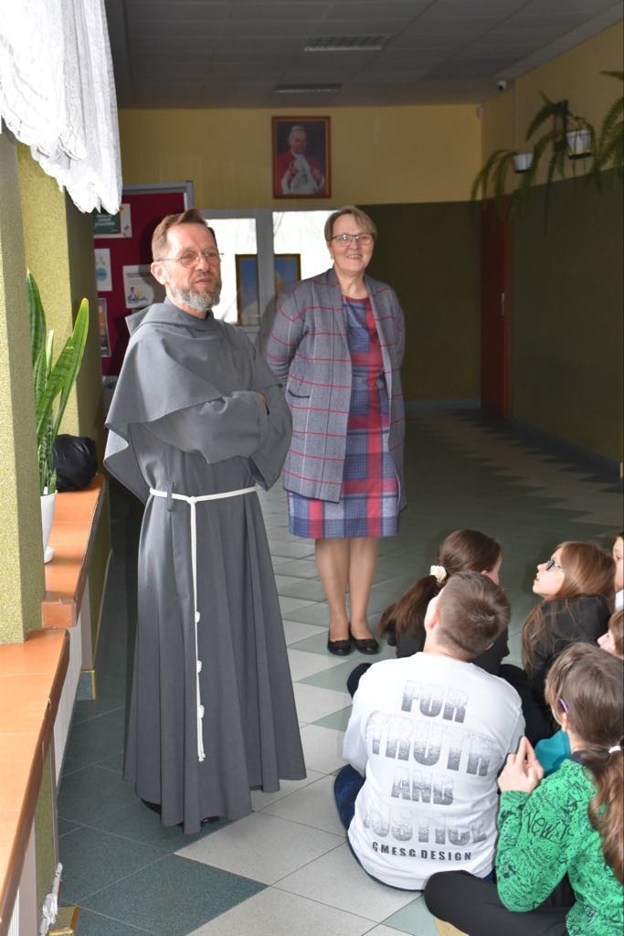 Franciszkanin ojciec Jarosław opowiada uczniom o swojej posłudze kapłańskiej w Bułgarii.