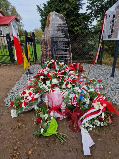 Dnia 23 września miała miejsce uroczystość odsłonięcia pomnika i tablicy upamiętniającej por. Augustyna Westphala. - Obrazek 2
