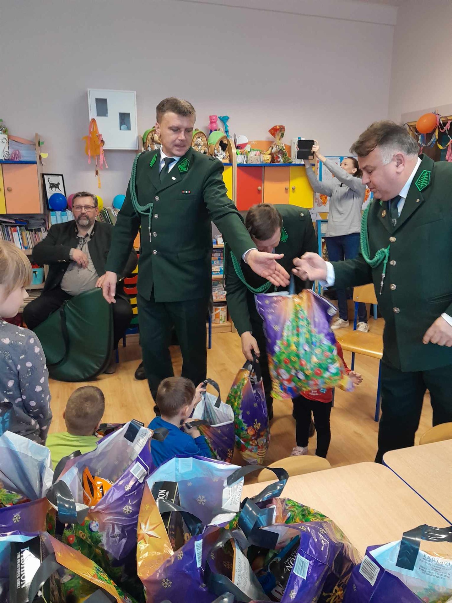 Wizyta "Zielonych Mikołajów" w przedszkolu i zerówce.  - Obrazek 3