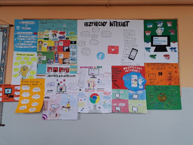 Wystawa plakatów zrobionych przez uczniów z okazji Dnia Bezpiecznego Internetu.