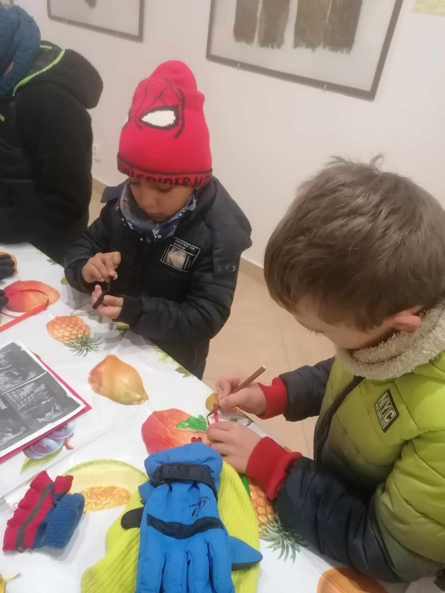 Aj žiaci 3. a 4. ročníka sa zúčastnili tvorivého predpoludnia v Šarišskom múzeu na výchovno- vzdelávacom programe: „Mikuláš- Doma v múzeu“. - Obrázok 2