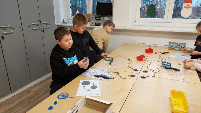 Uczniowie podczas pracy z długopisami 3D.