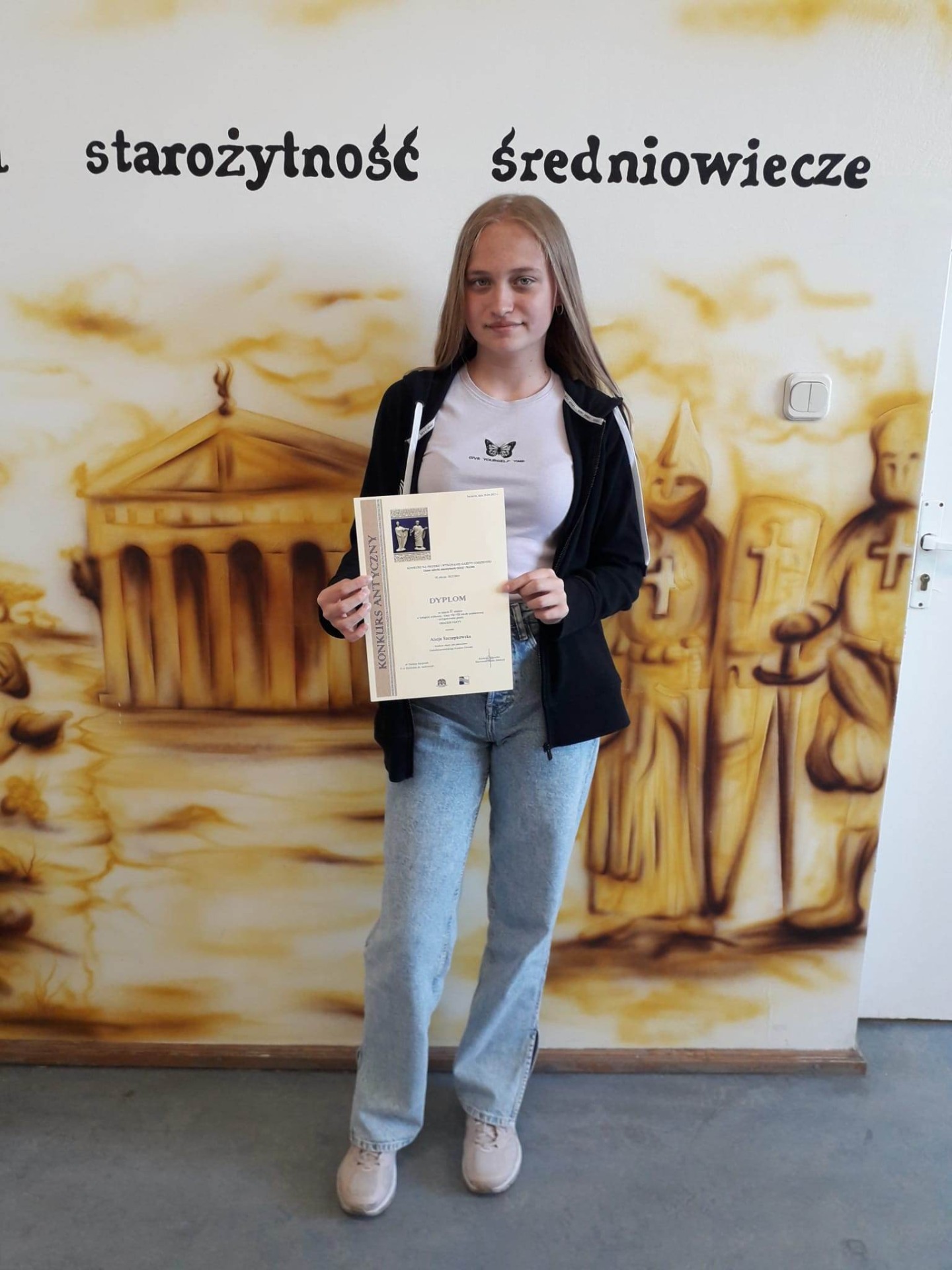 Alicja Szczepkowska  z dyplomem za zajęcie II miejsca w konkursie na projekt gazety antycznej.