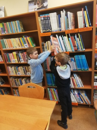 Uczniowie podczas wizyty w bibliotece