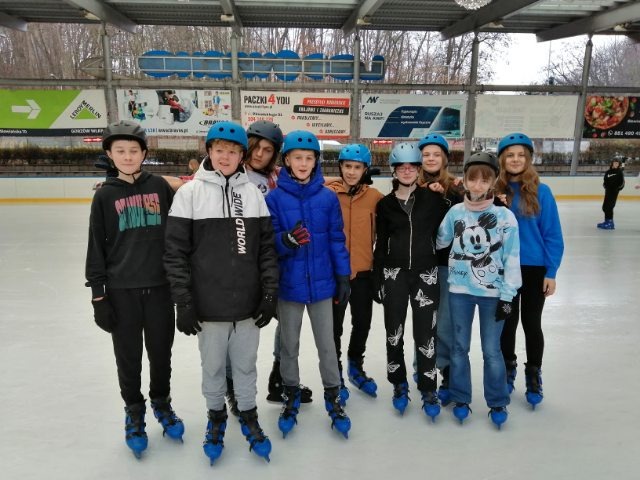 Uczniowie klas ósmych na lodowisku w Gorzowie.