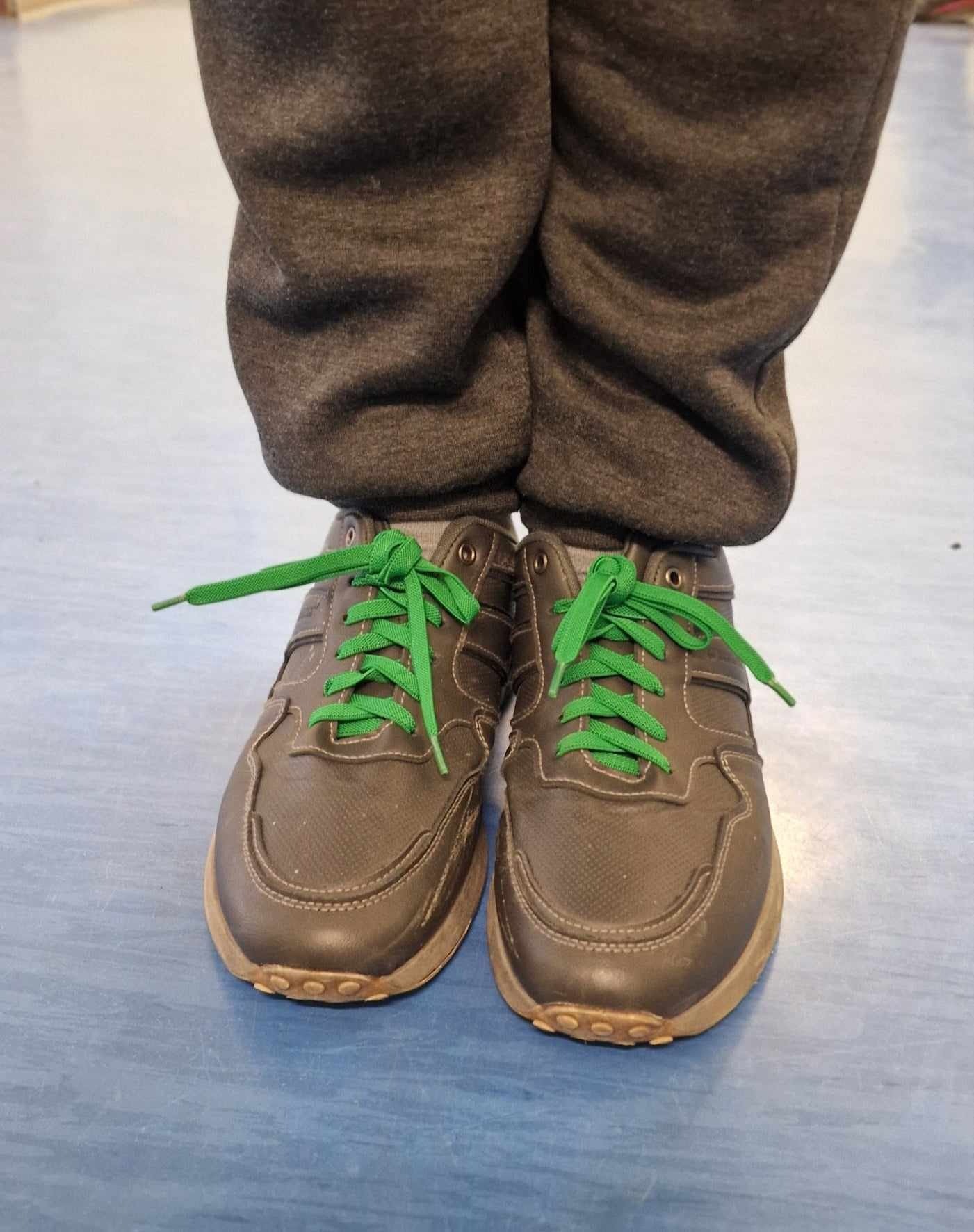 Czarne buty z zielonymi sznurówkami
