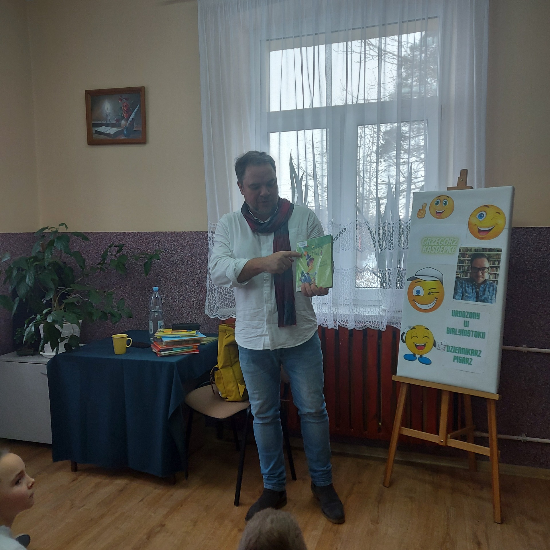Spotkanie klas trzecich z pisarzem Grzegorzem Kasdepke - Obrazek 1