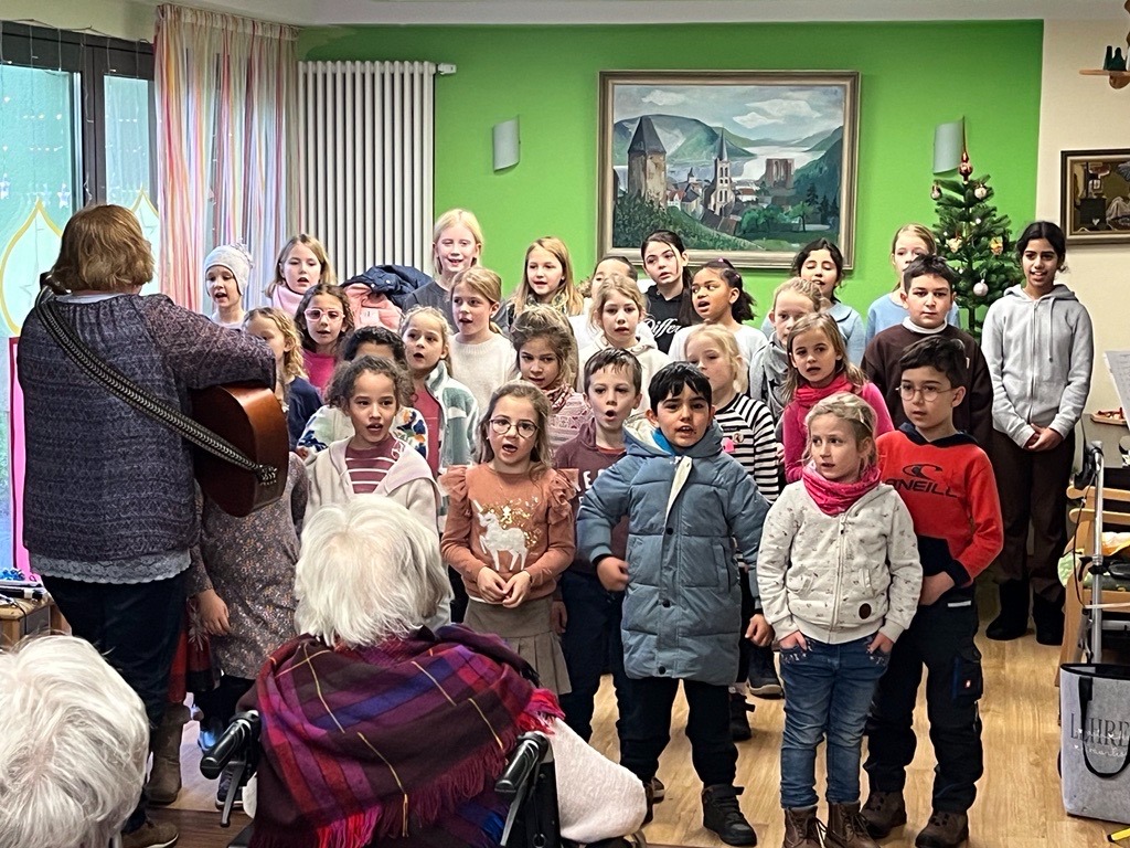 Weihnachtlicher Chorauftritt im benachbarten Seniorenheim - Bild 2