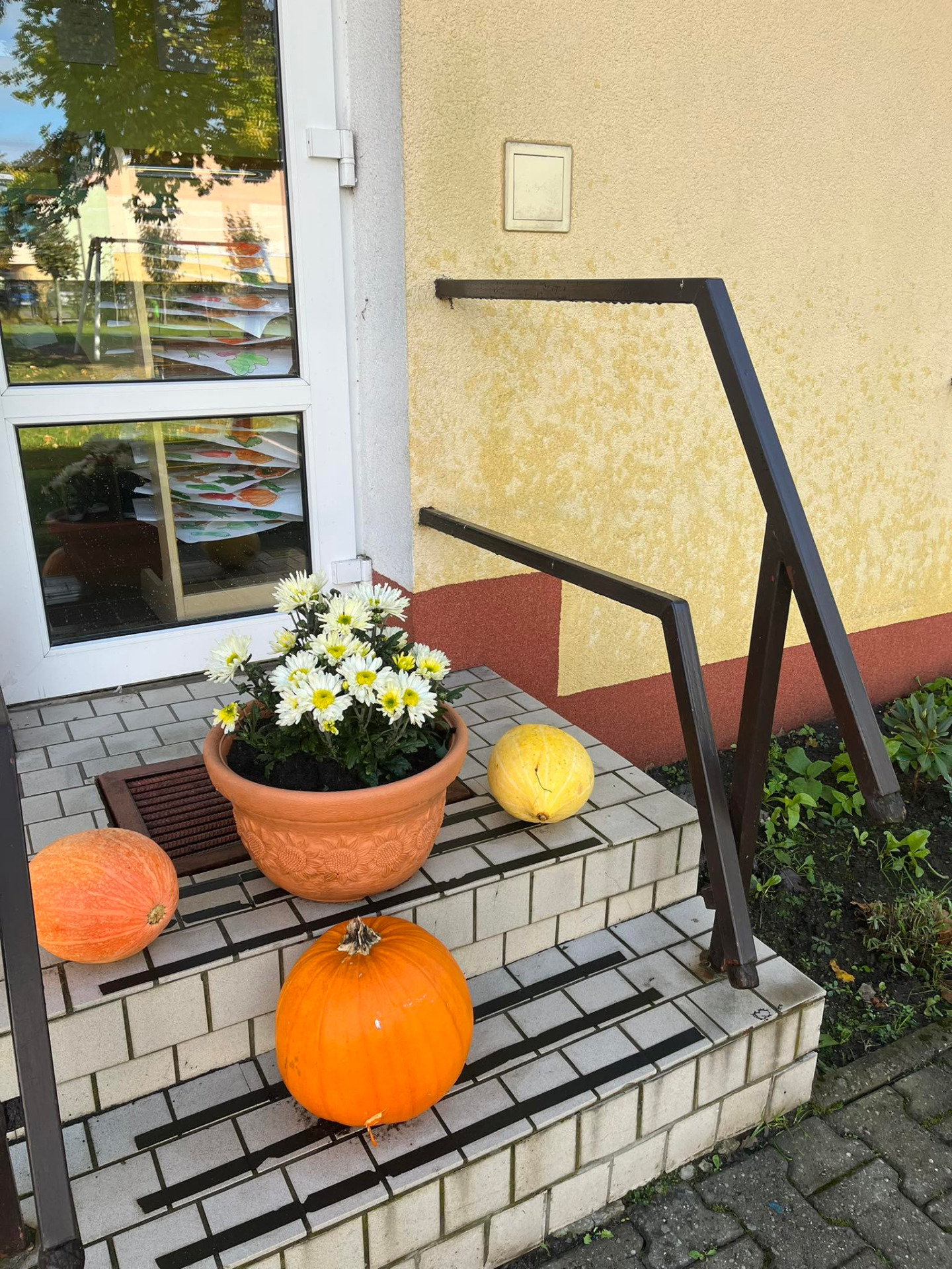 Jesienna dekoracja pod przedszkolem - Obrazek 3