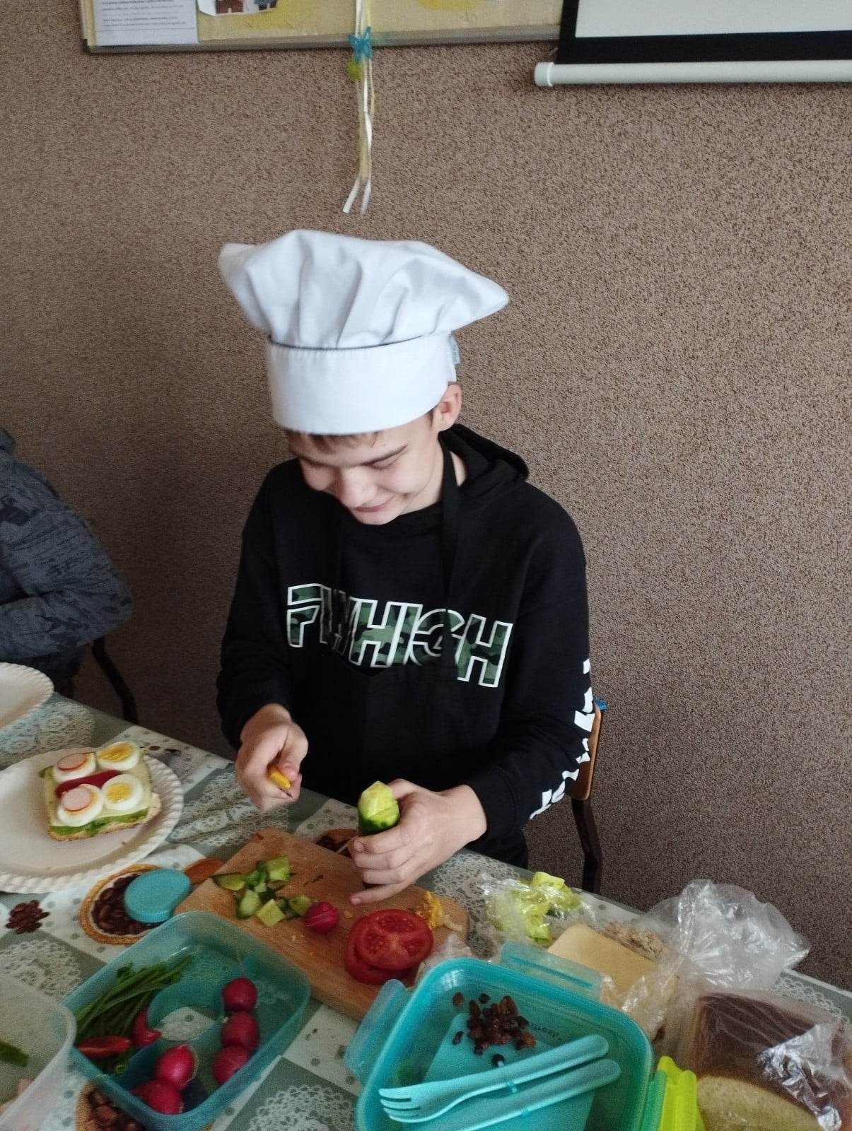 Uczeń przygotowuje kanapki