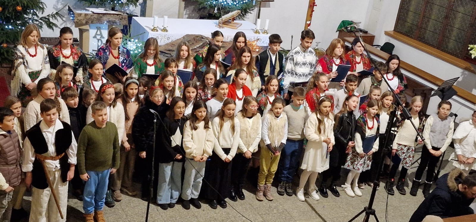 Koncert kolęd i pastorałek w wykonaniu chóru szkolnego "Libro di muzica" orazuczniów klas 4-7. - Obrazek 5