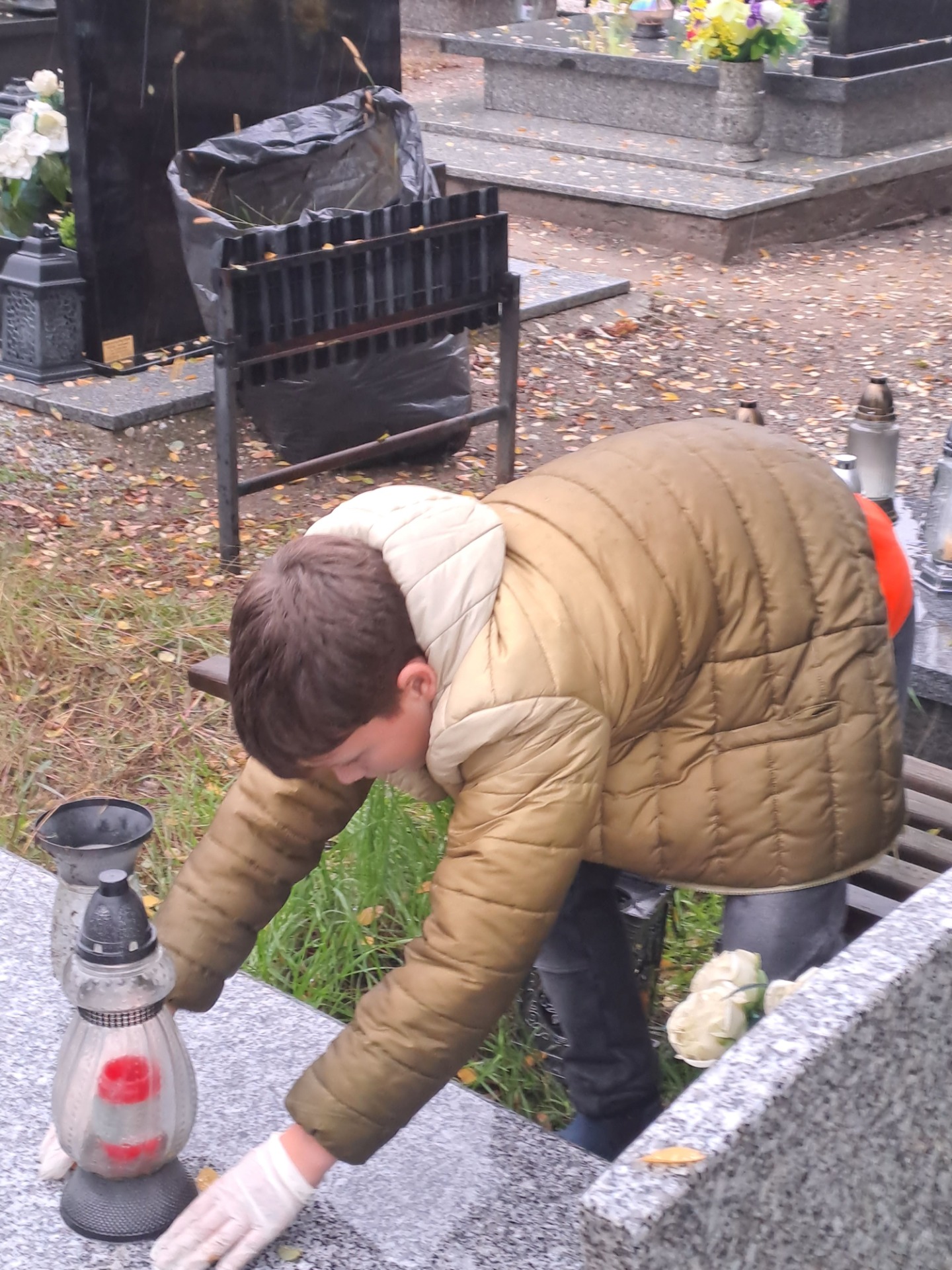 Wolontariat w akcji „Sprzątnie grobów” - Obrazek 2