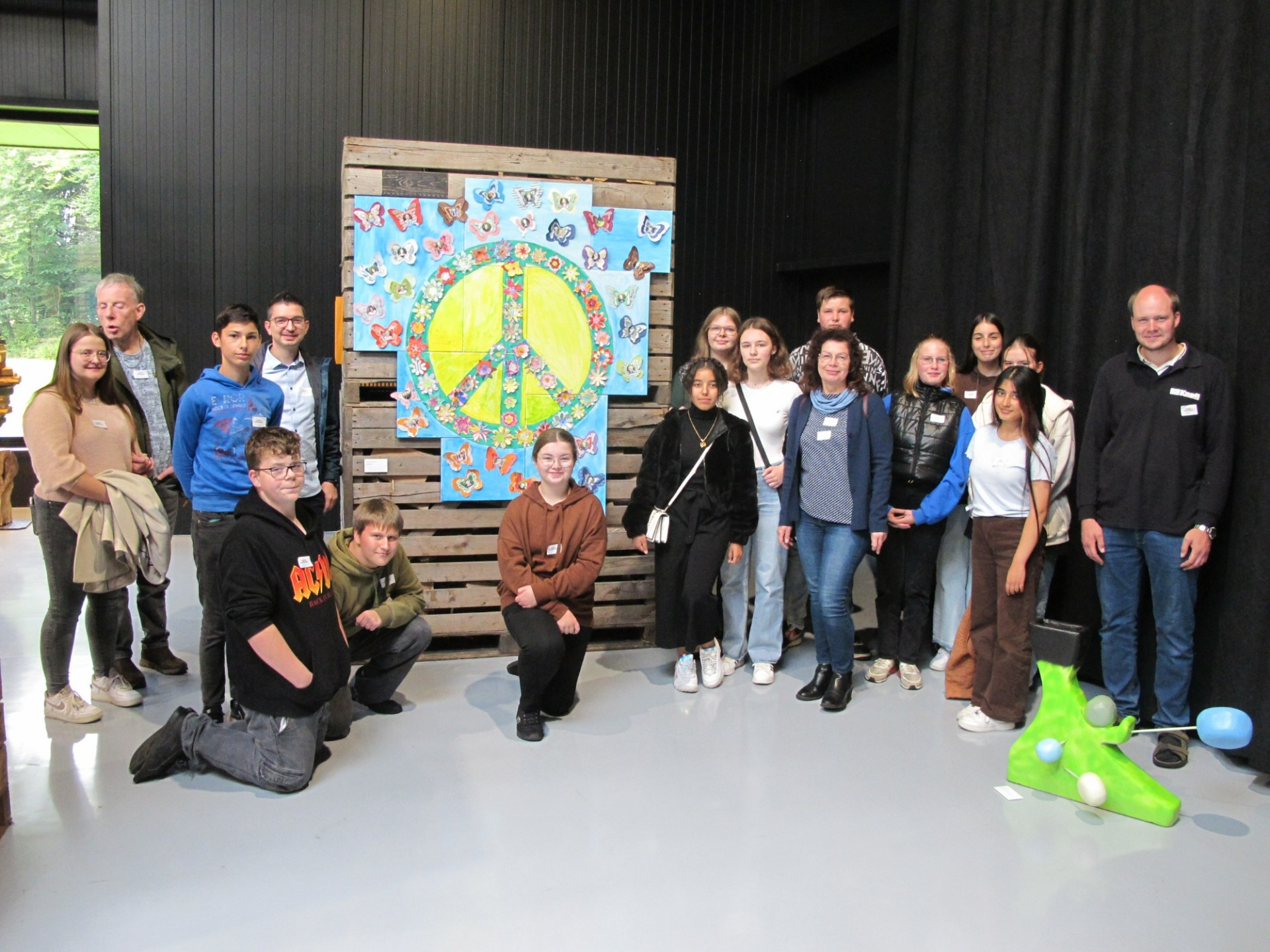 Schüler:innen und die Gruppe „Kunterbunt“ der Martinus-Oberschule Haren präsentieren Kunstinstallation im Spiekerhüs in Ter Apel - Bild 1