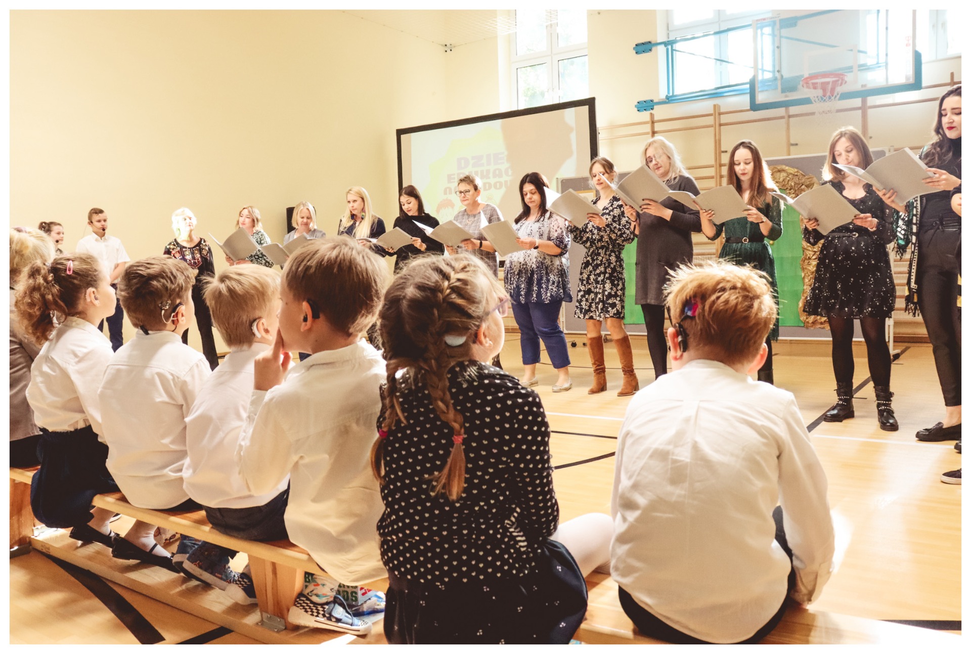 Zdjęcie nauczycieli śpiewających podczas  uroczystości szkolnej
