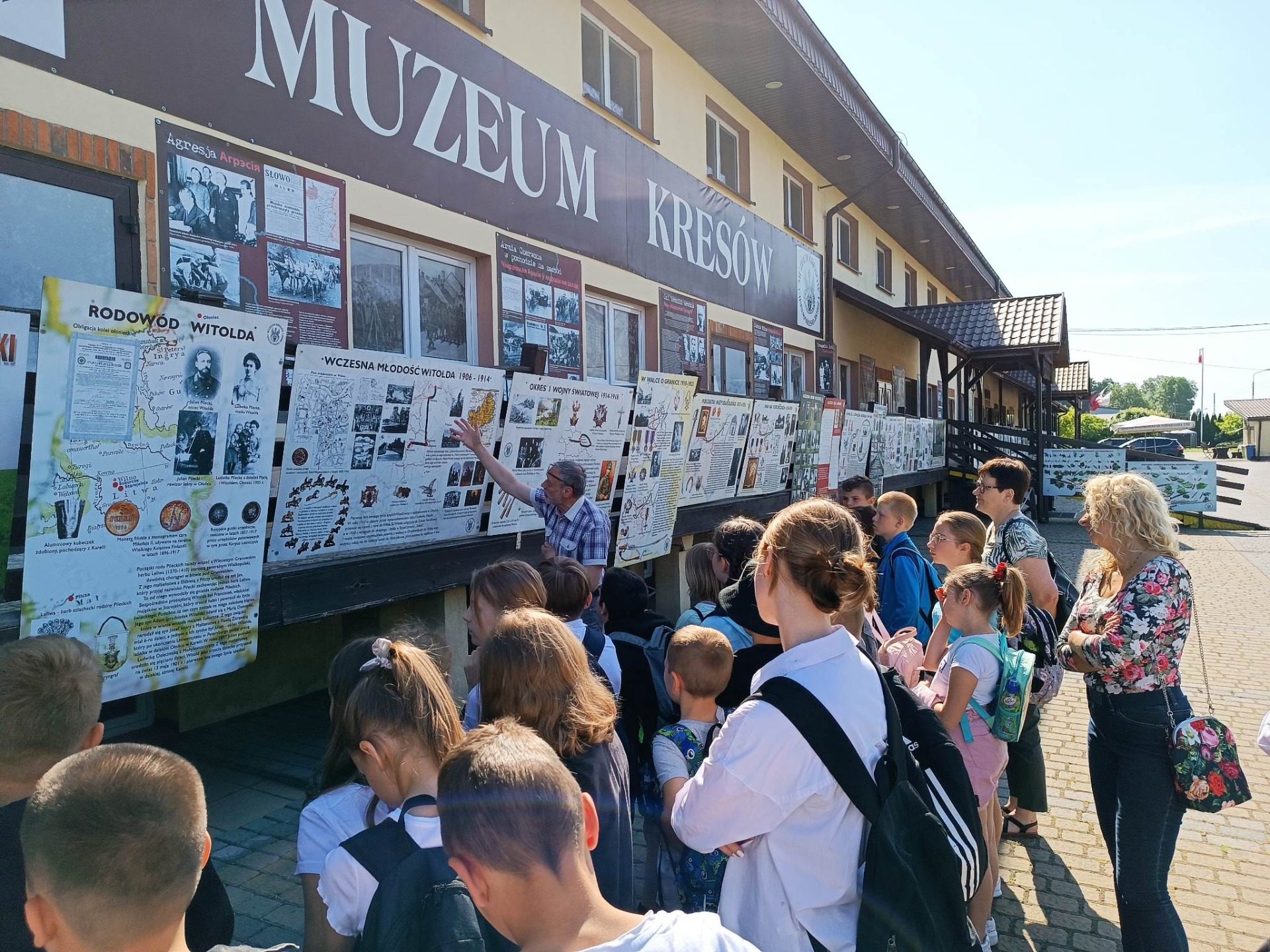 Uczniowie oglądają wystawę o Witoldzie Pileckim