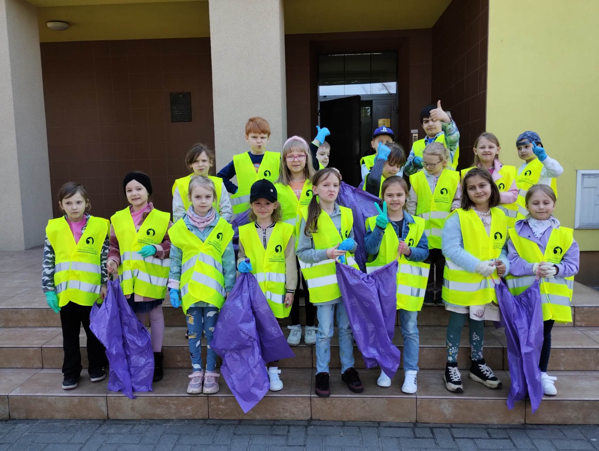 Światowy Dzień Ziemi - Uczniowie kl. 1c sprzątają teren w okół szkoły