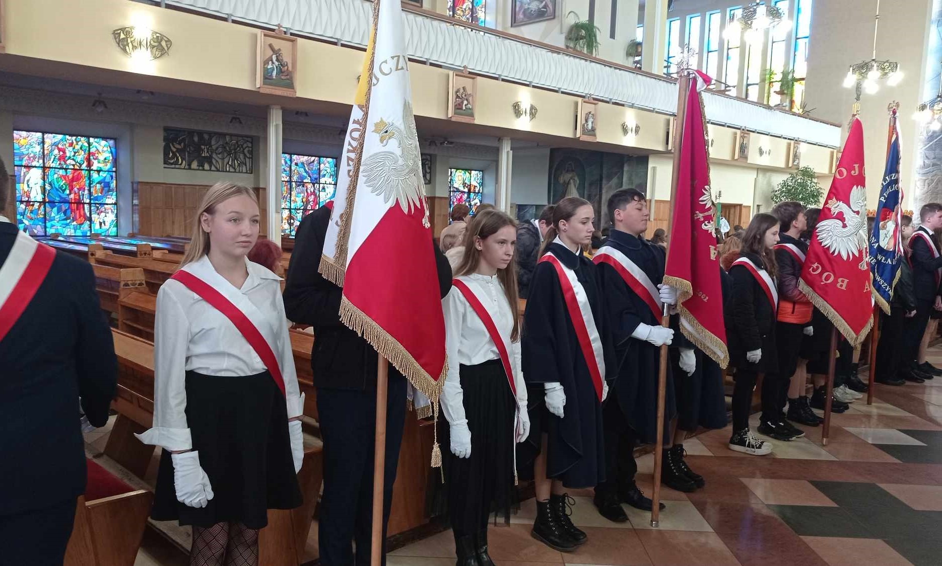 Członkowie Pocztu Sztandarowego Szkoły podczas spotkania społeczności szkół noszących imię św. Jana Pawła II