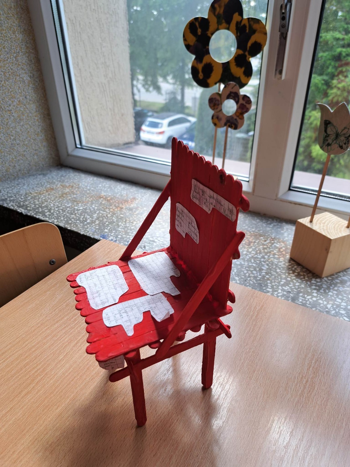 Magiczne Czerwone Krzesła - Obrazek 4