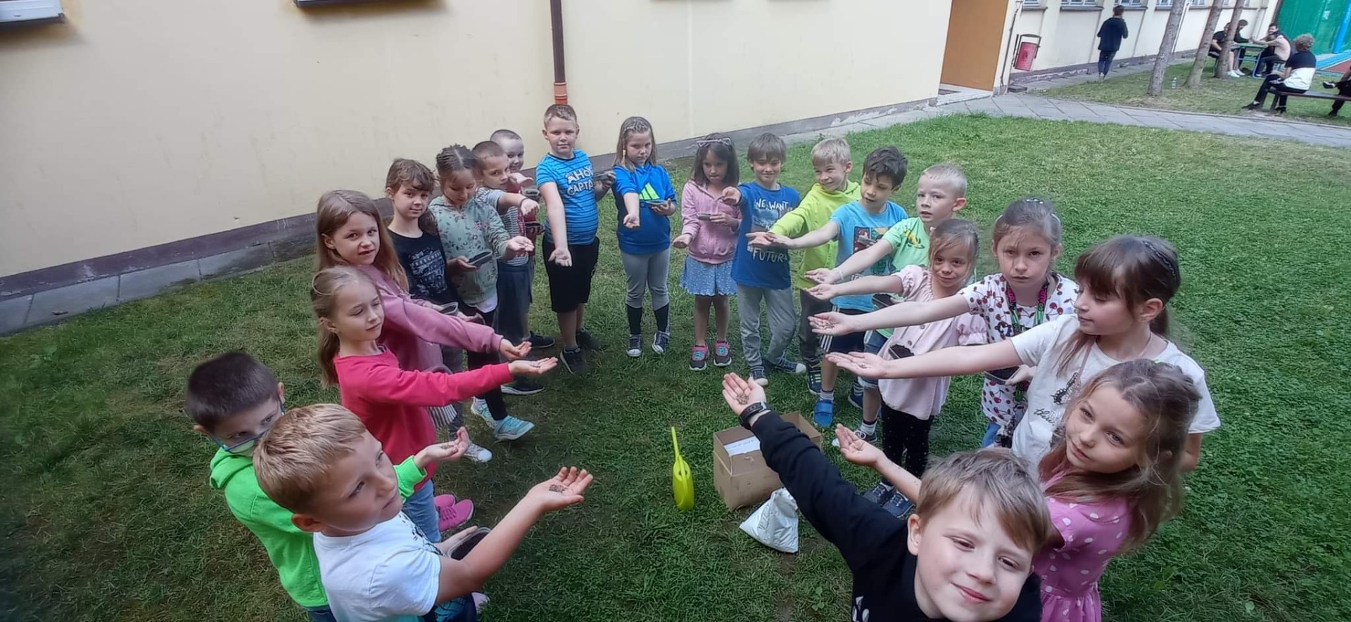 Uczniowie z klasy 1 wzięli udział w ogólnopolskiej akcji edukacyjnej #ZDROWOROSNA🌱🌿 Nasi uczniowie zamienili się w małych ogrodników i zasiali koper. Akcja ma za zadanie pokazać dzieciom jak ważne jest uprawianie własnych warzyw🍅🥒i zdrowe odżywianie🥗. - Obrazek 3