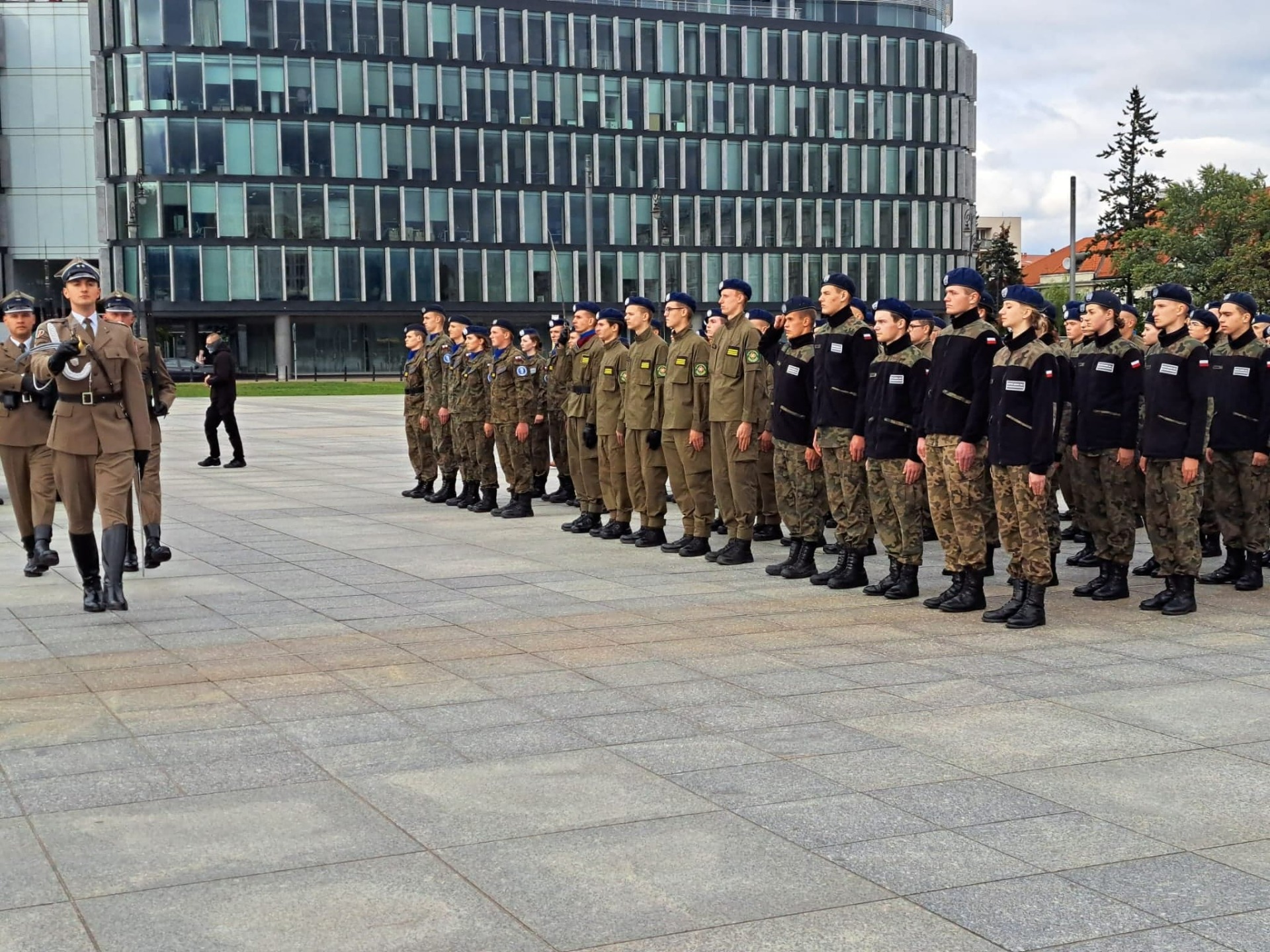 Klasy mundurowe na obchodach 80-lecia Narodowych Sił Zbrojnych w Warszawie - Obrazek 6