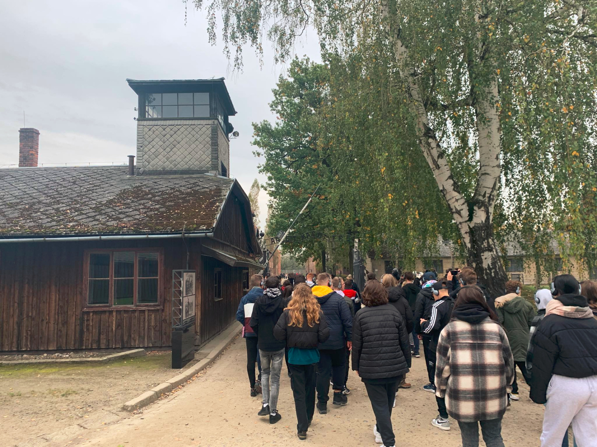 Fotorelacja z wycieczki klas 8 do Miejsca Pamięci i Muzeum Auschwitz-Birkenau oraz Wadowic - Obrazek 3