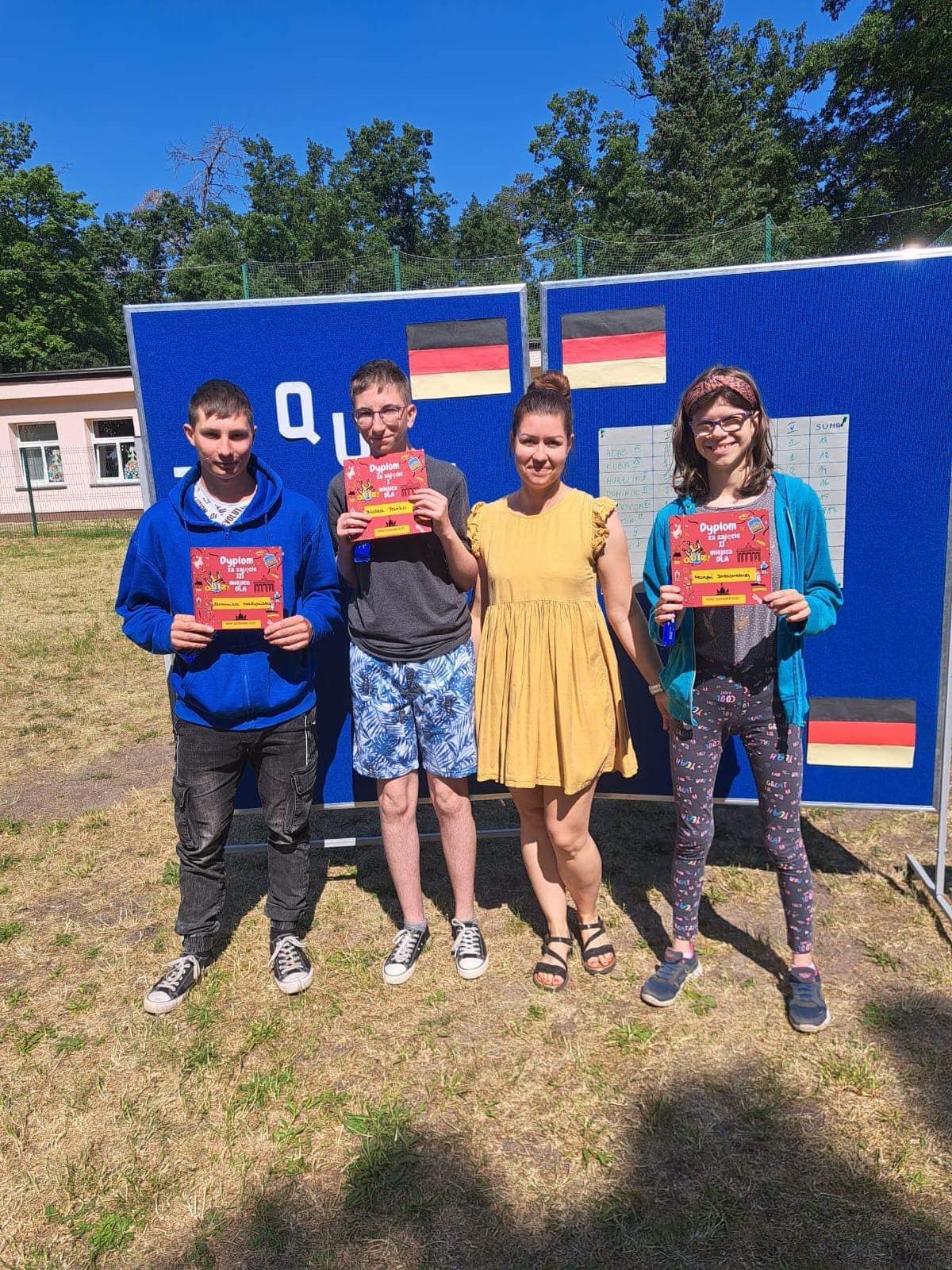 Zwycięzcy quizu- Dominik, Radek i Marysia wraz z jego organizatorką Panią Kasią.