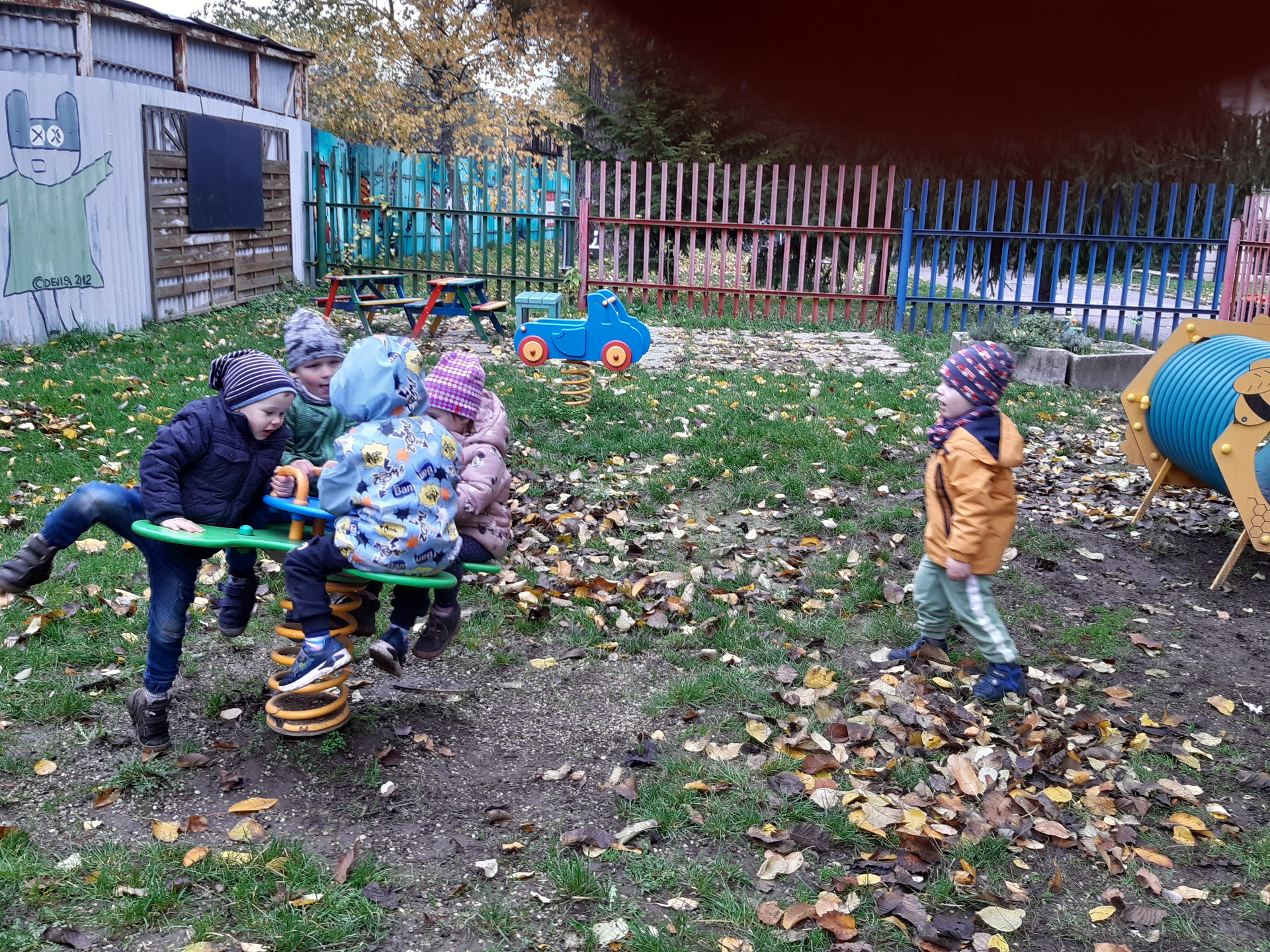 Jesenné upratovanie detského ihriska - Obrázok 5
