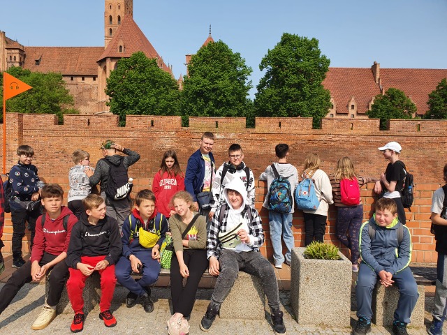 Uczniowie podczas wycieczki  do Malborka.