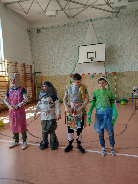 Fot.A.Koper   Czterech uczniów. Pokaz „mody ekologicznej”.