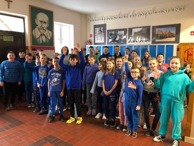 Uczniowie klas I-VIII ubrani na niebiesko w niebieski piątek.