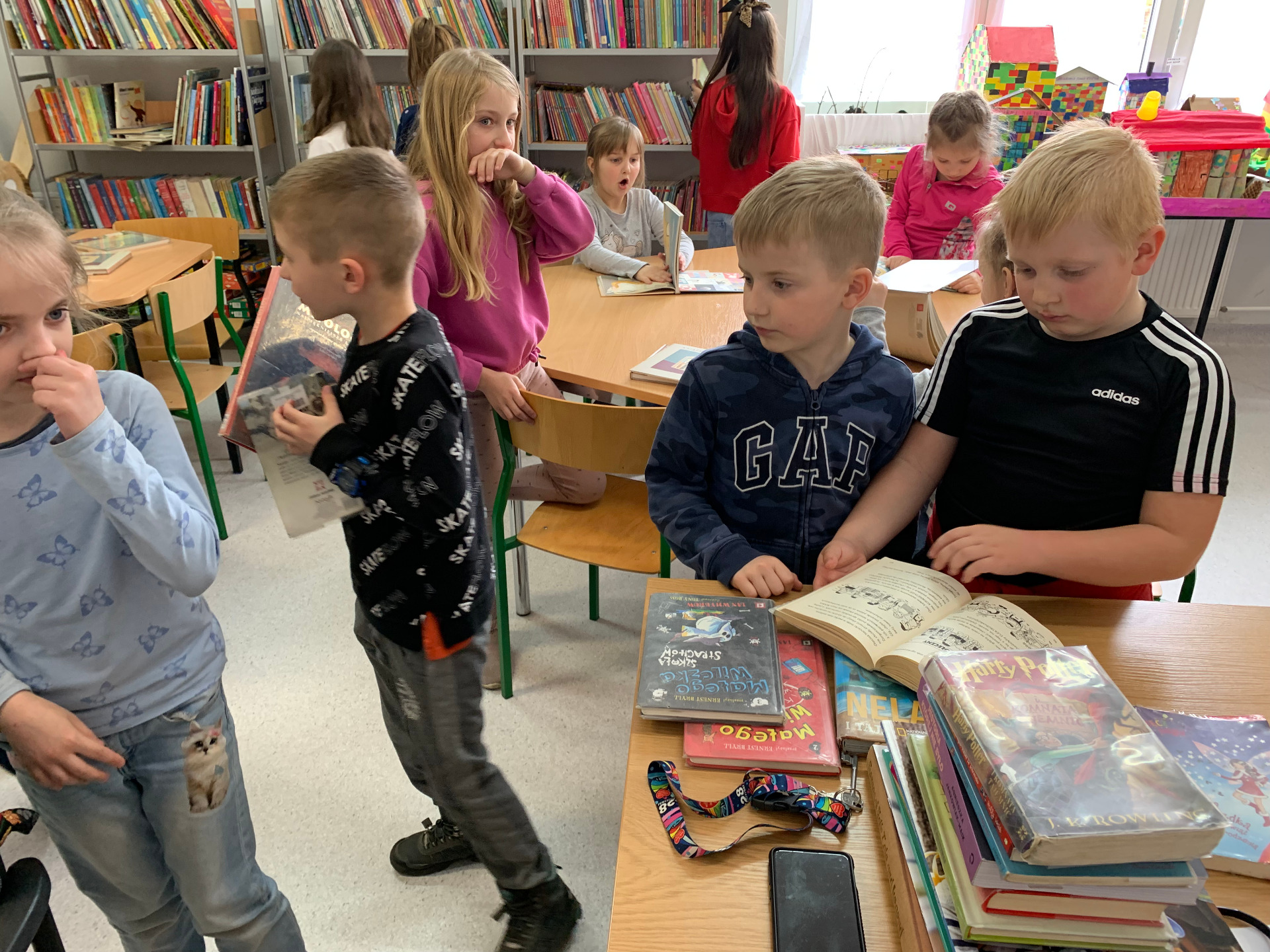Uczniowie podczas pasowania na czytelnika