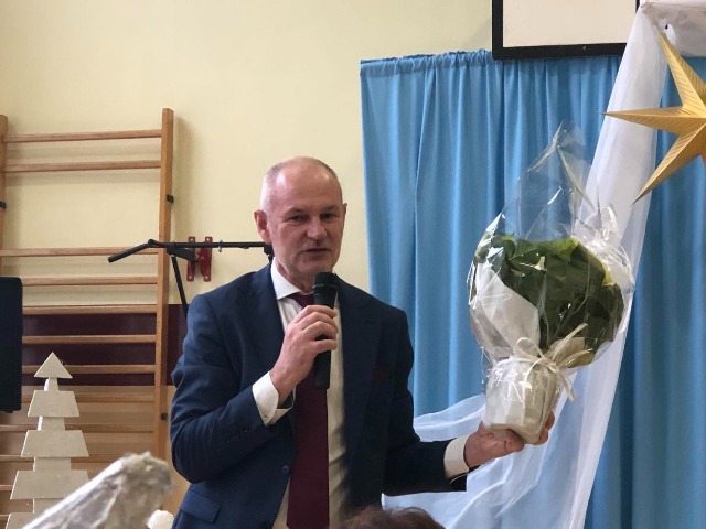 Zastępca Burmistrza Pasłęka pan Marek Sarnowski przekazuje Gwiazdę Betlejemską w prezencie dyrektor szkoły.