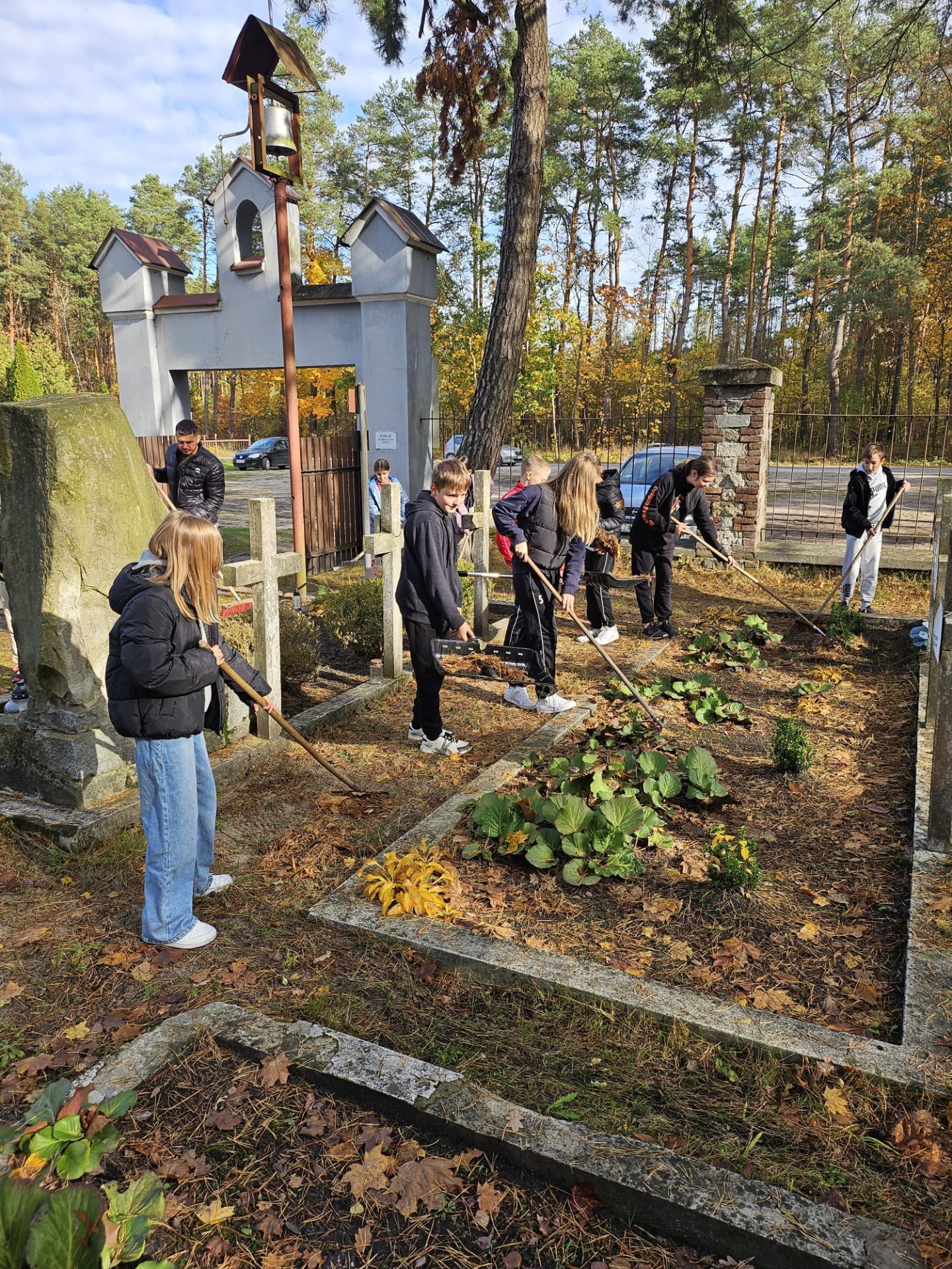 Sprzątanie grobów żołnierskich na cmentarzu parafialnym w Zwierzyńcu - Obrazek 6