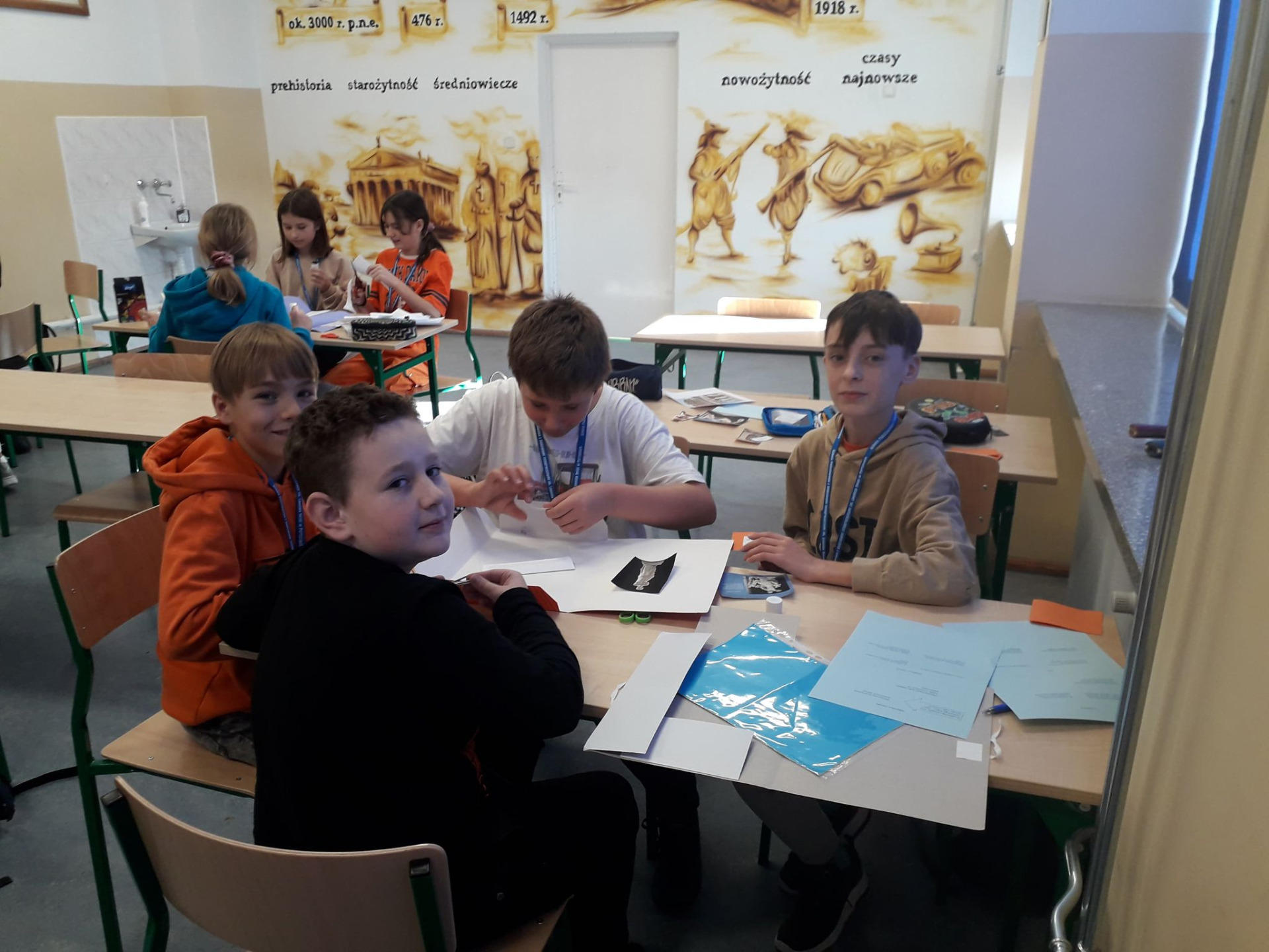 Uczniowie klas piątych podczas lekcji historii o dokonaniach starożytnych Greków.