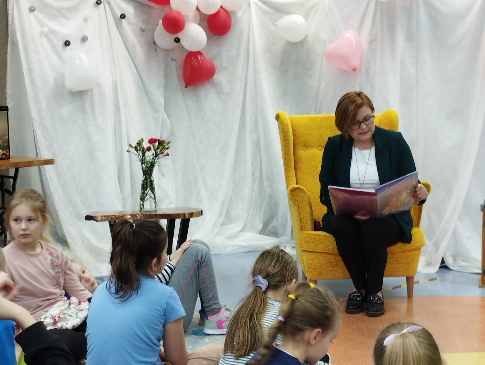 Pani Lucyna czyta dzieciom książkę