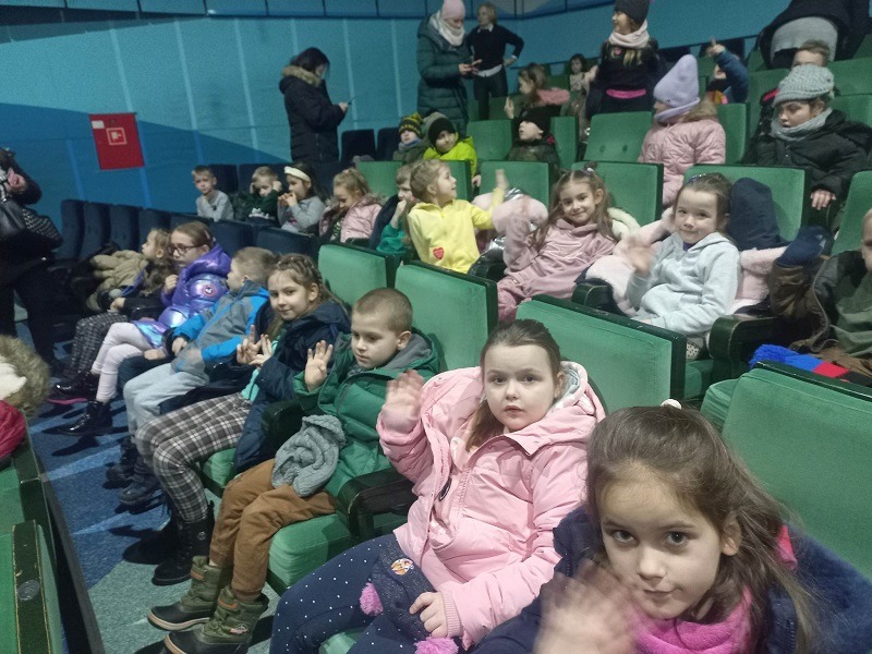  Dzieci z oddziałów zerowych w oczekiwaniu na rozpoczęcie spektaklu