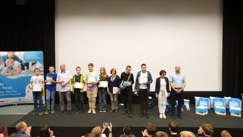 na podium zespół SP73 odbiera dyplomy i nagrody