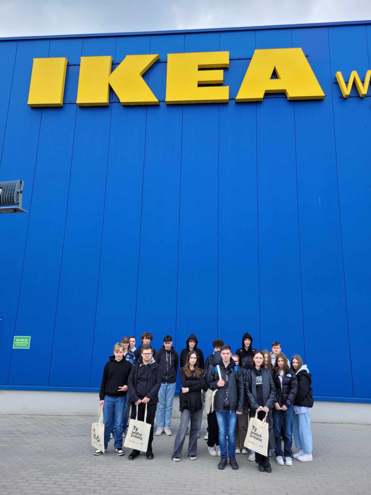 Klasa 2tl przed sklepem Ikea